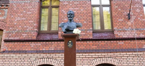 Под Калининградом установили памятники Николаю II и его супруге