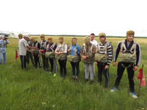 Юные жители Черкесска впервые прыгнули с парашютом