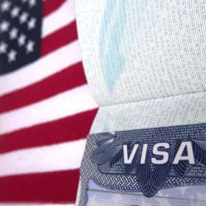 Консульства США в трех городах РФ возобновили выдачу виз в ограниченном объеме