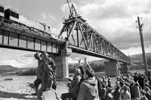 Железнодорожный мост в советское будущее
