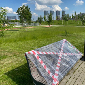 Московские лавочки избавились от запрещающих лент