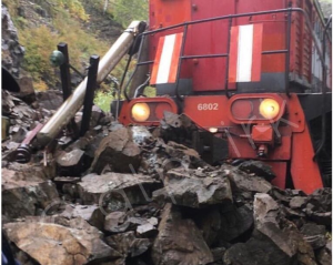 На Байкале турпоезд врезался в гору камней