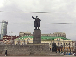 Памятники Екатеринбурга и те носят антивирусные маски
