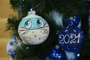 Сибиряки одевают маски на елочные шары