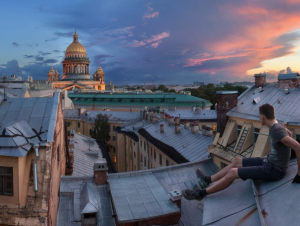 Организаторы экскурсий по крышам Петербурга устроили драку в центре города