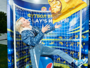 Отмечаем возвращение футбола вместе с Lay`s, Pepsi и Клавой Кокой в Рестопаркинге