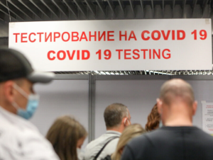 Роспотребнадзор продлил на день срок подачи тестов на ковид для возвращающихся из-за рубежа