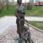 Скульптура мамы с ребенком, Зеленоград