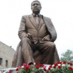 Памятник Расулу Гамзатову, Махачкала
