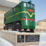Мемориальная доска и макет паровоза, Нижневартовск