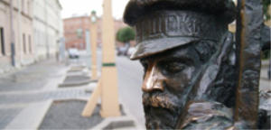 Памятник фонарщику