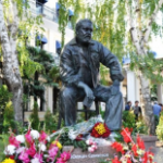 Памятник Ю Семенову, Ялта