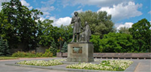 Памятник Пушкину и Арине Родионовне